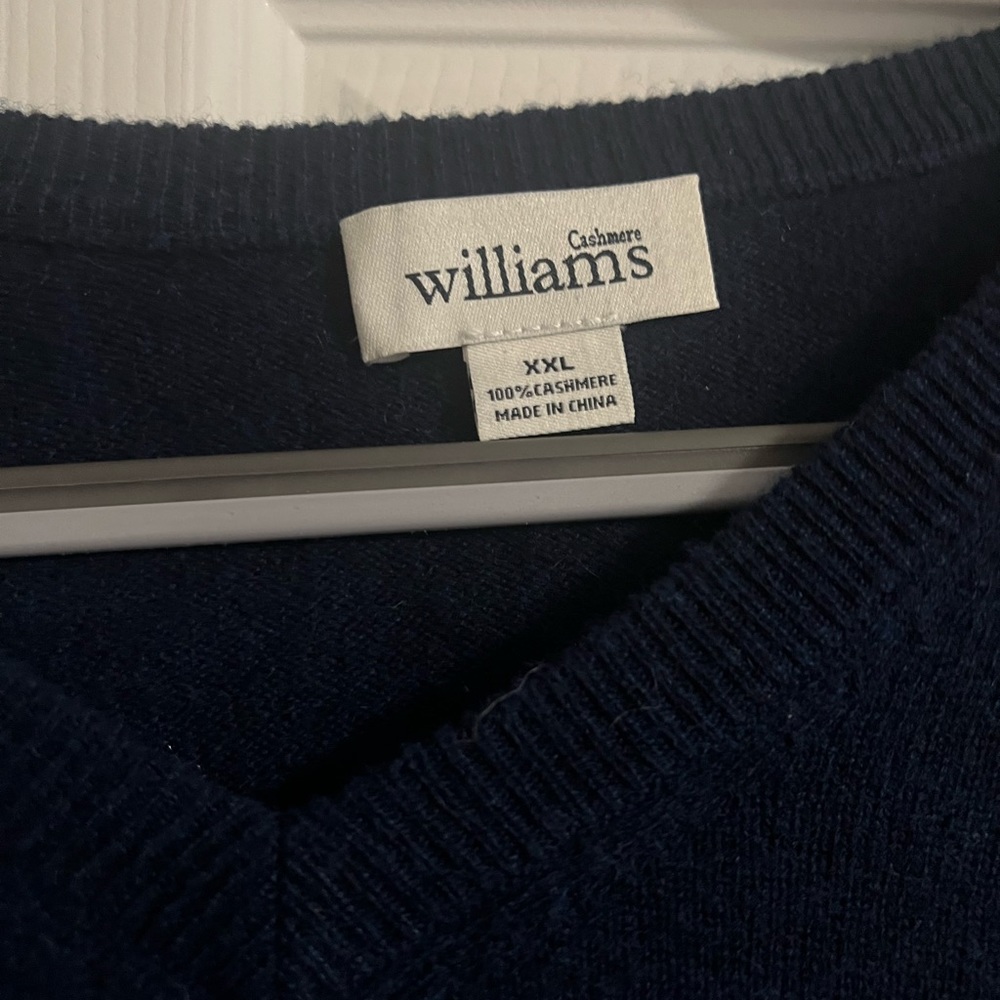 Men’s v-neck cashmere sweater (navy)